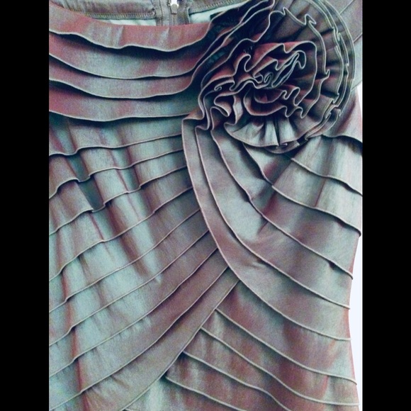 TADASHI SHOJI GOWN - Picture 3 of 5